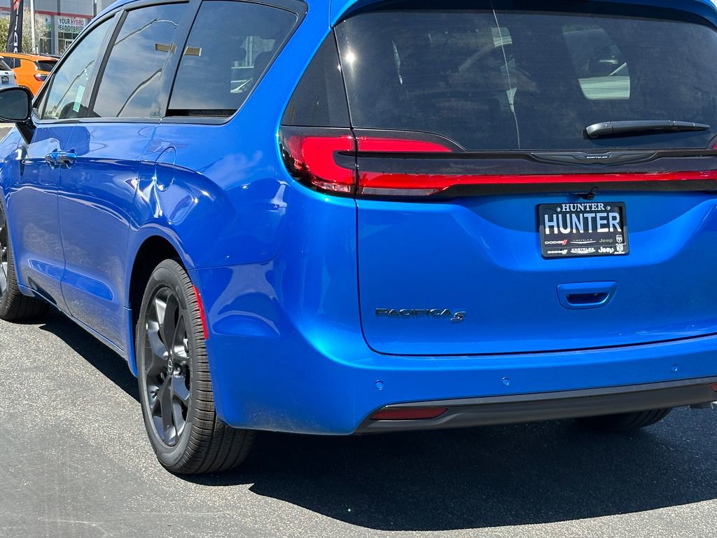 New 2026 Chrysler Pacifica Select image 5
