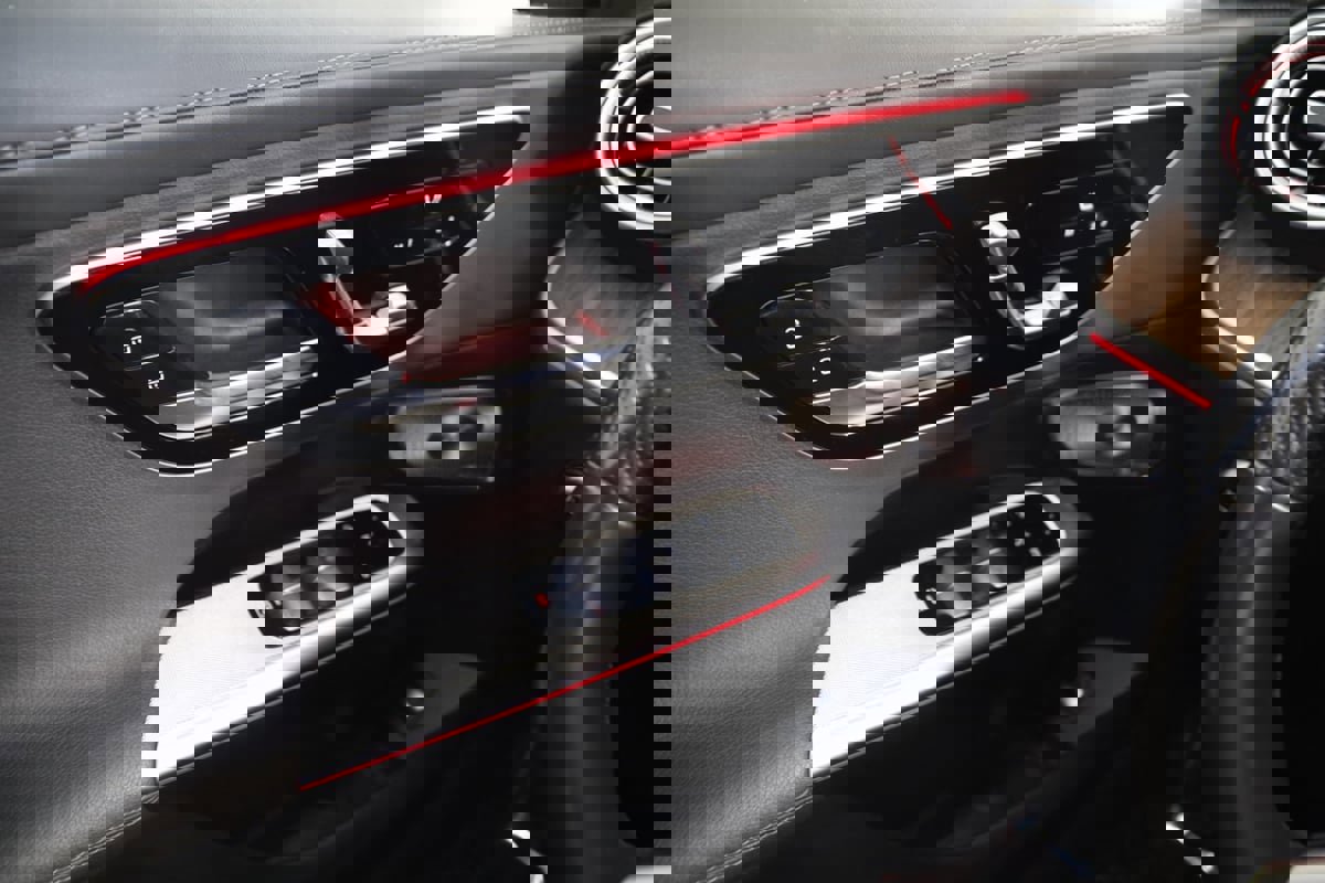 Used 2025 Mercedes-Benz GLC 300 4MATIC SUV image 30