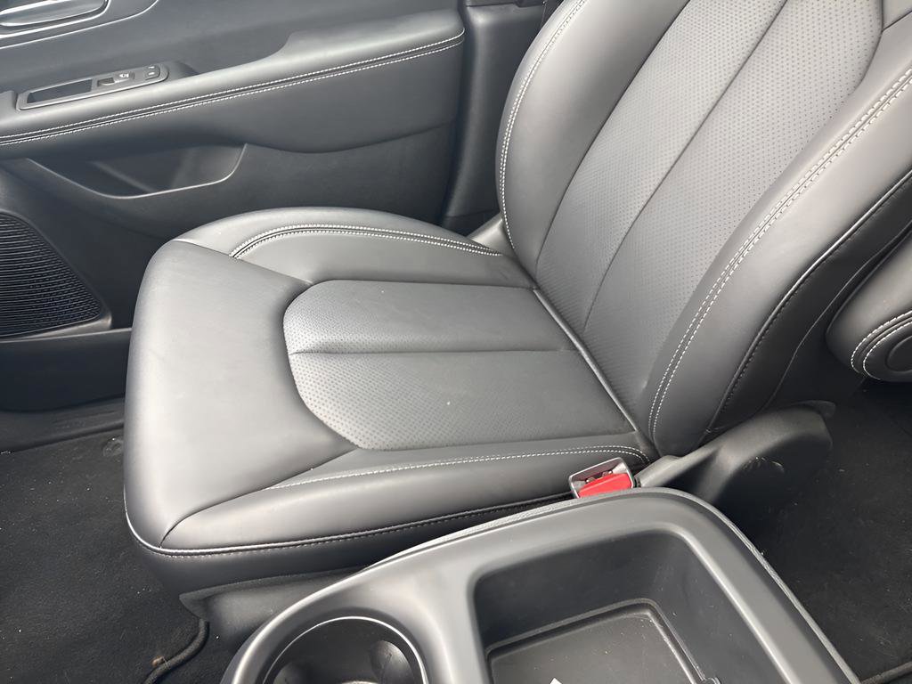 Used 2025 Chrysler Pacifica Select image 20
