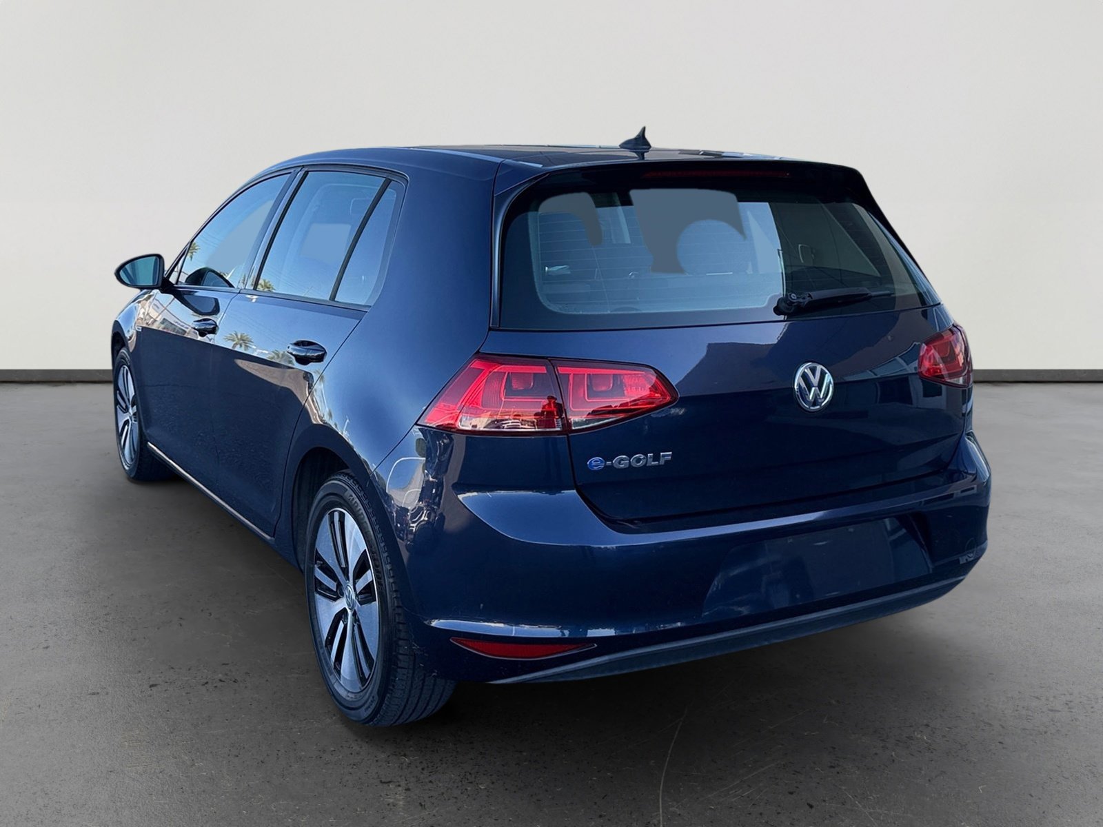 Used 2016 Volkswagen e-Golf SE image 3