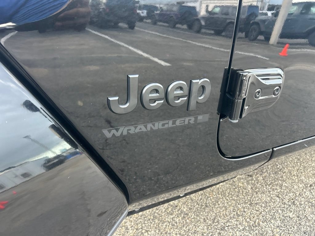 Used 2025 Jeep Wrangler Unlimited Sahara AWD/4WD image 18