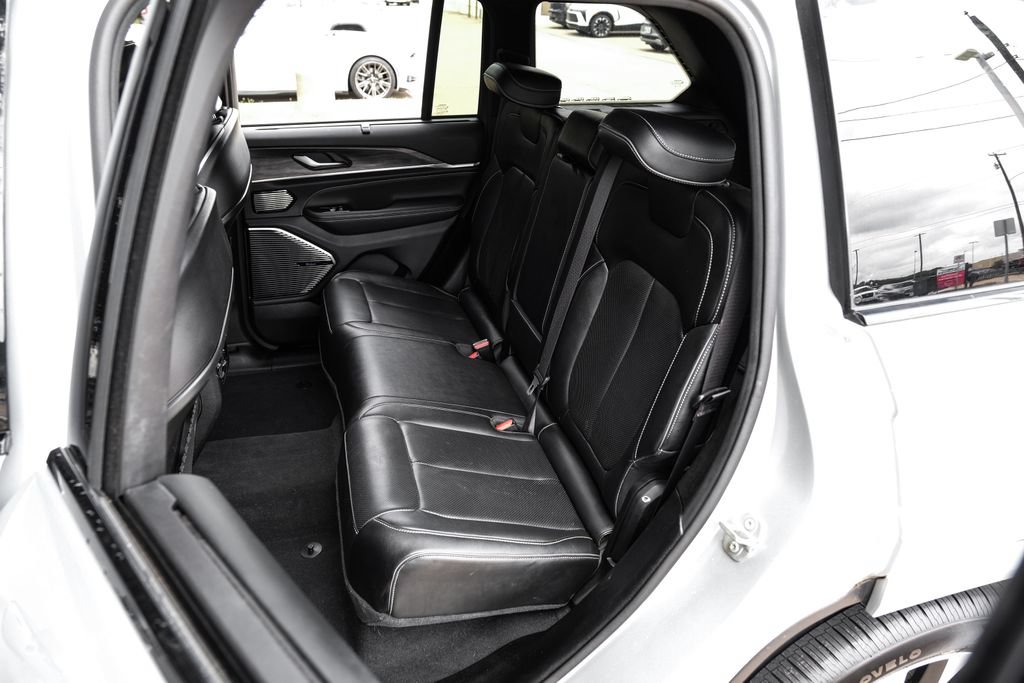 Used 2022 Jeep Grand Cherokee Overland w/ Luxury Tech Group IV AWD/4WD image 55