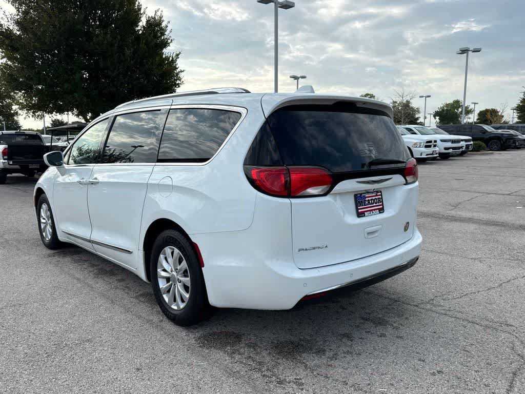 Used 2019 Chrysler Pacifica Touring-L FWD image 3