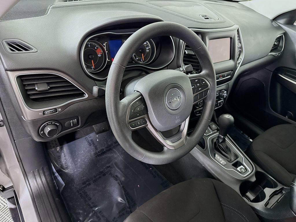 Used 2021 Jeep Cherokee Latitude w/ Mopar Interior Package FWD image 17