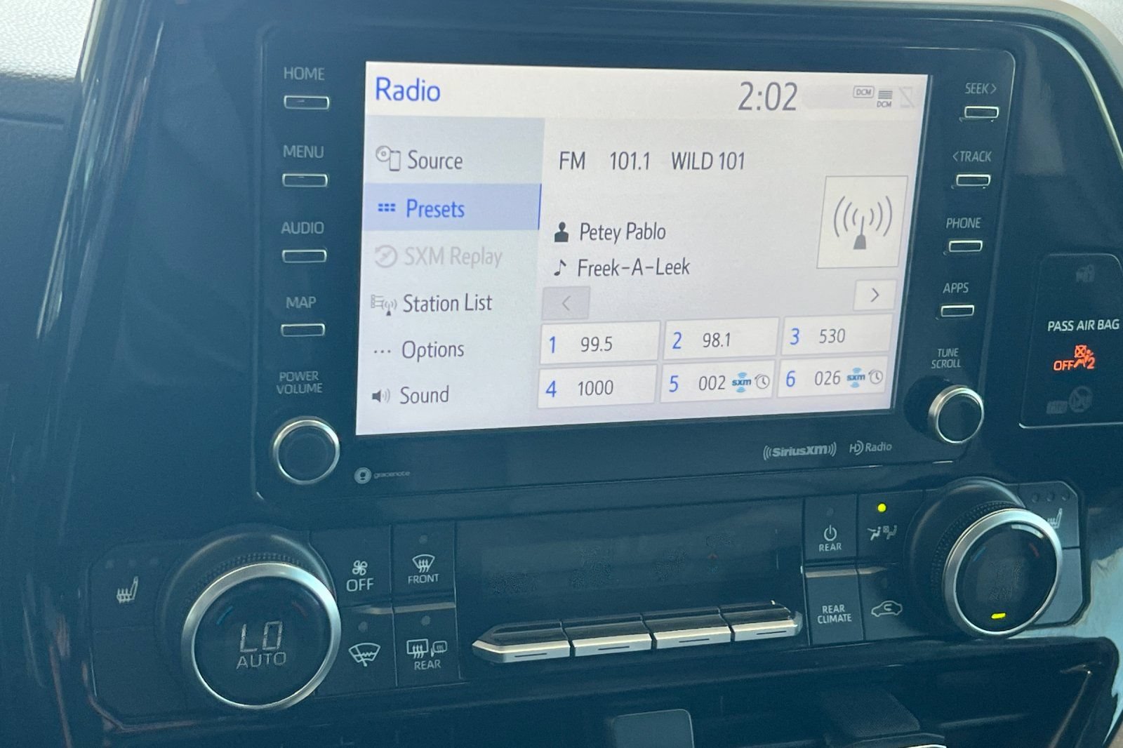 Used 2022 Toyota Highlander XLE AWD/4WD image 16