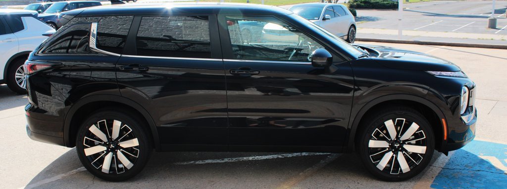 New 2025 Mitsubishi Outlander SE image 7