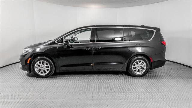 Used 2023 Chrysler Pacifica Touring-L FWD image 3