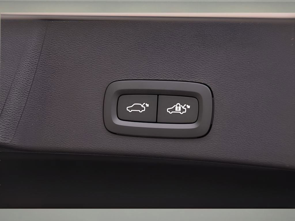 Certified 2025 Volvo XC40 B5 Ultra w/ Protection Package Premier image 20