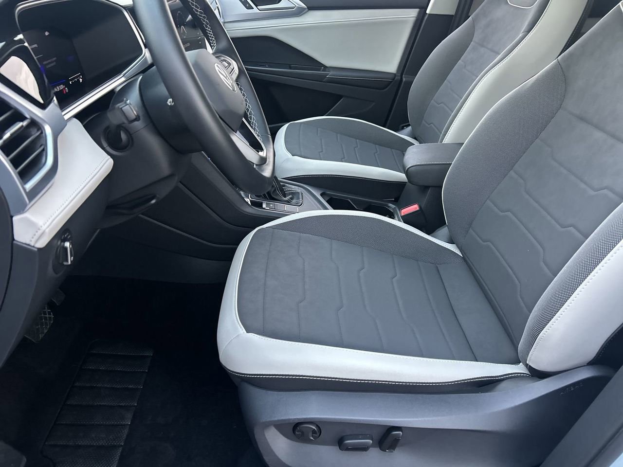 Certified 2025 Volkswagen Taos SE w/ Panoramic Sunroof Package FWD image 15