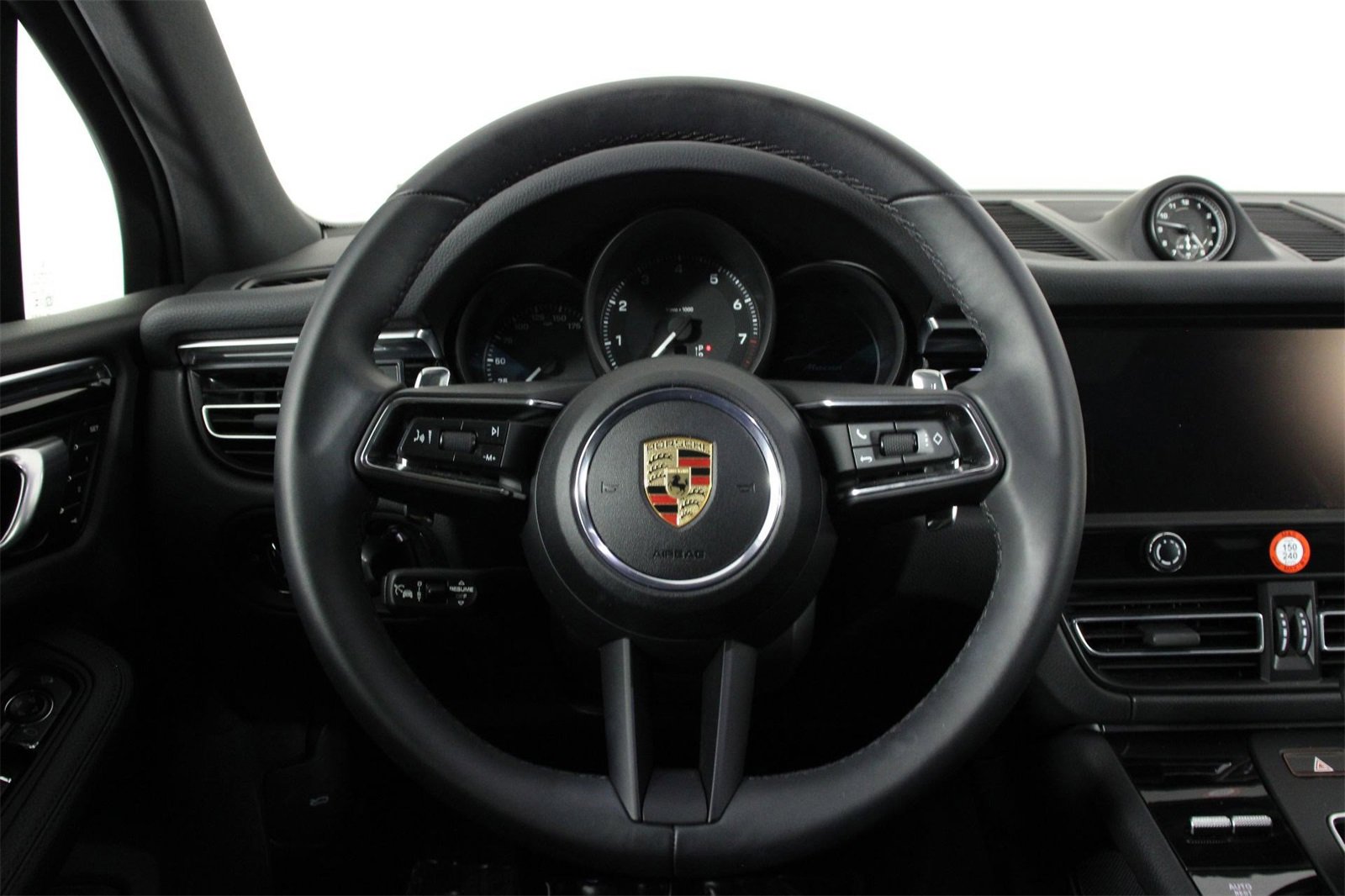 Used 2025 Porsche Macan image 12