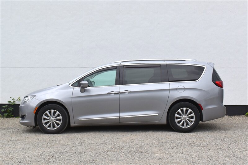 Used 2018 Chrysler Pacifica Touring-L FWD image 9