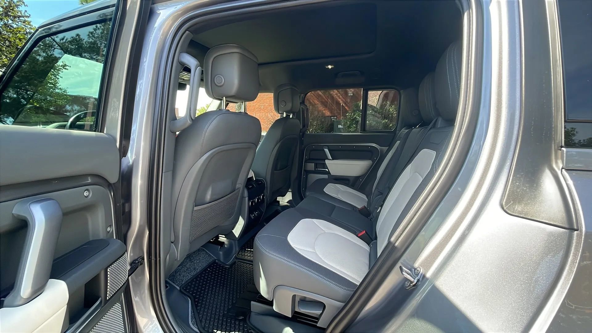 Used 2023 Land Rover Defender 130 X-Dynamic SE image 16