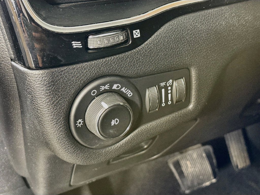 Used 2019 Jeep Cherokee Latitude Plus FWD image 11
