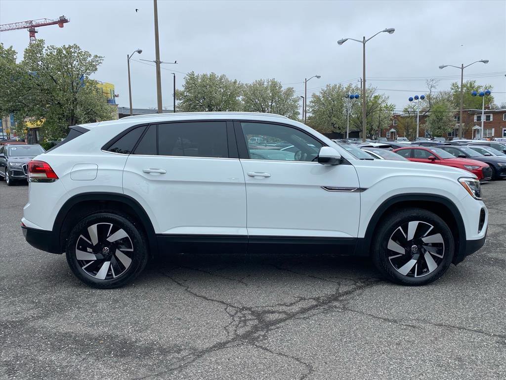Certified 2024 Volkswagen Atlas Cross Sport SE w/ Panoramic Sunroof Package FWD image 2