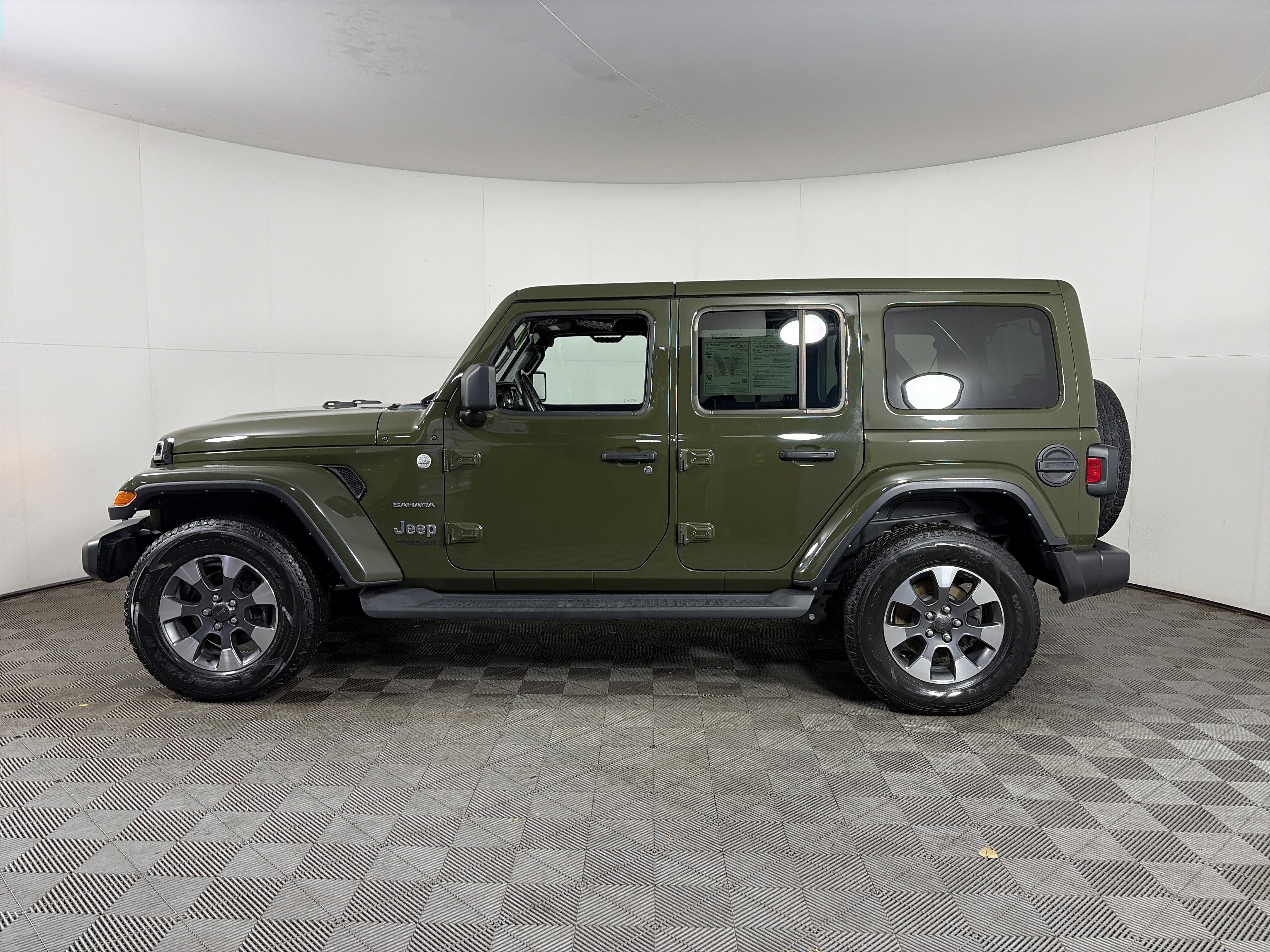 Used 2022 Jeep Wrangler Unlimited Sahara w/ Cold Weather Group image 11