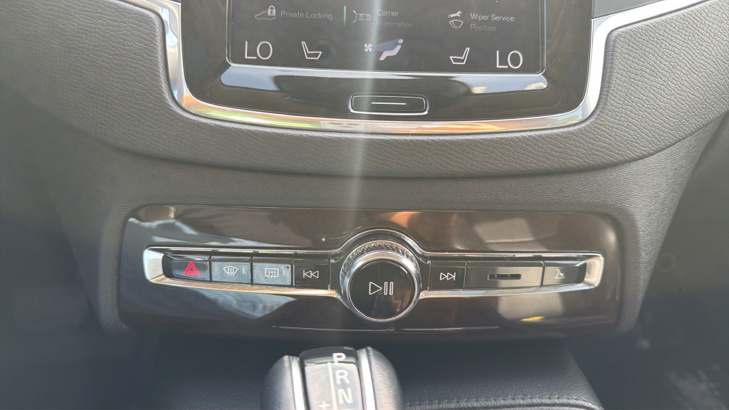 Used 2019 Volvo XC90 T5 Momentum w/ Multimedia Package AWD/4WD image 17