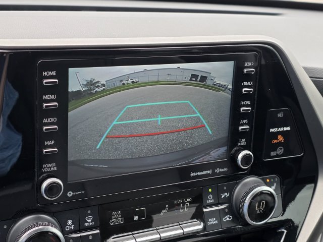 Used 2021 Toyota Highlander XLE FWD image 17