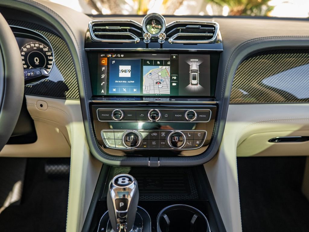 Used 2025 Bentley Bentayga image 25