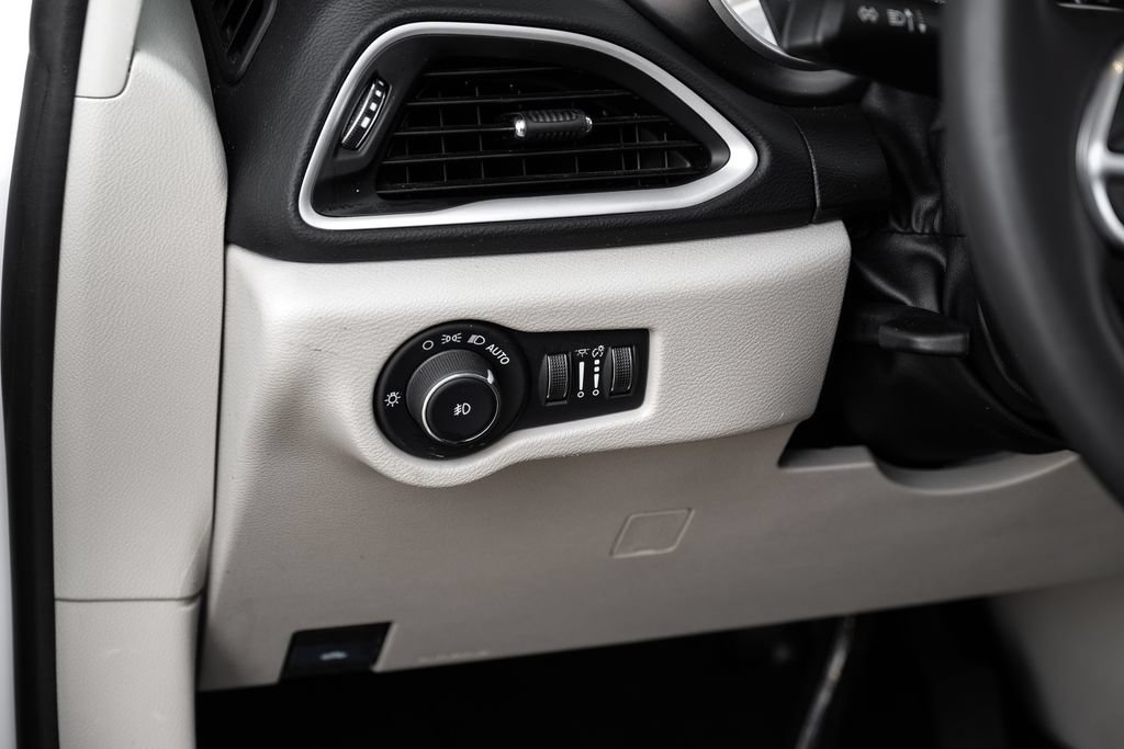 Used 2024 Chrysler Pacifica Touring-L FWD image 38