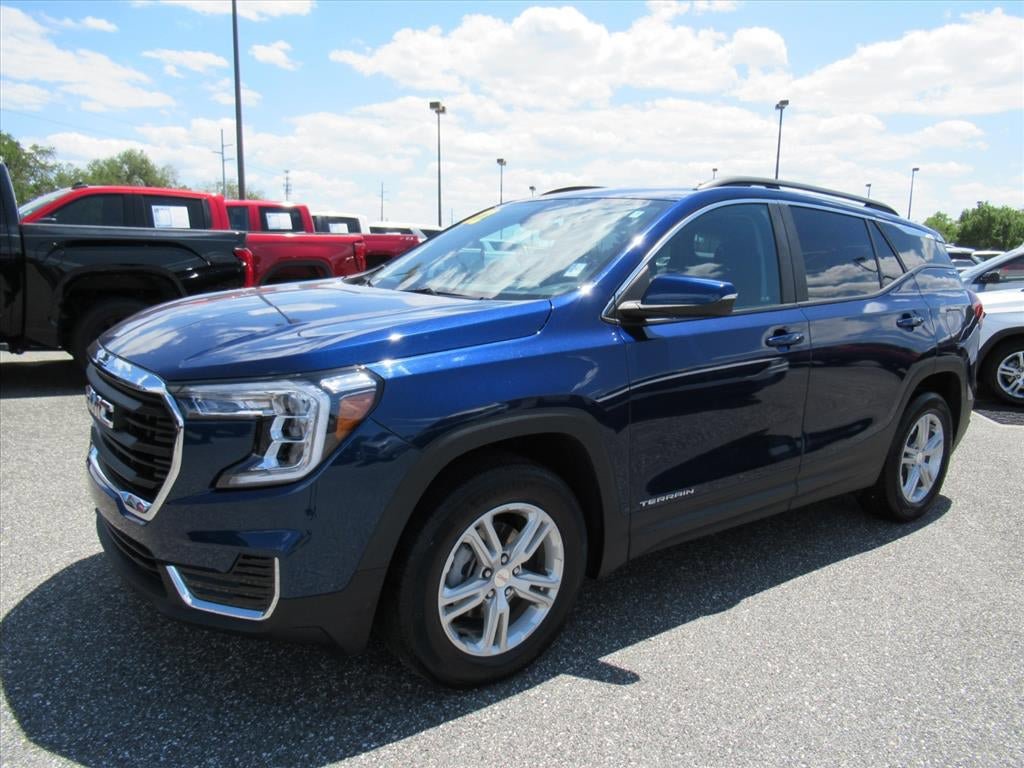 Used 2022 GMC Terrain SLE w/ Driver Convenience Package FWD image 3