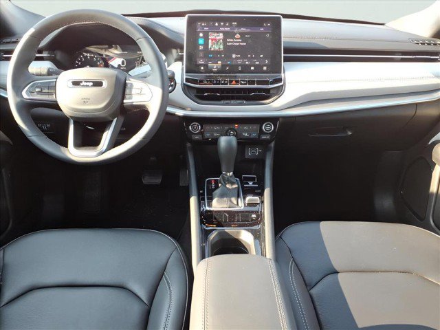 Used 2025 Jeep Compass Limited image 15