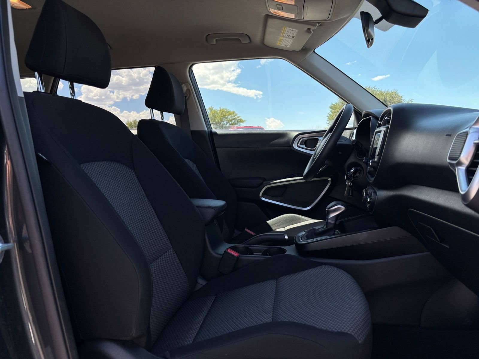 Used 2025 Kia Soul LX w/ LX Technology Package FWD image 33
