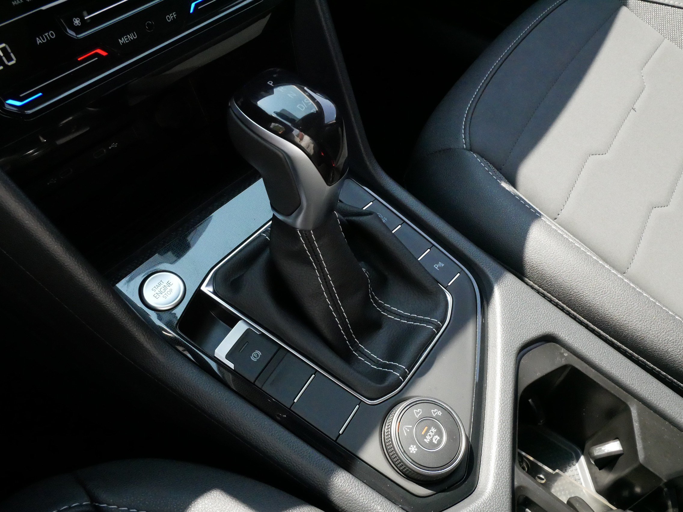 Certified 2025 Volkswagen Taos SE AWD/4WD image 24