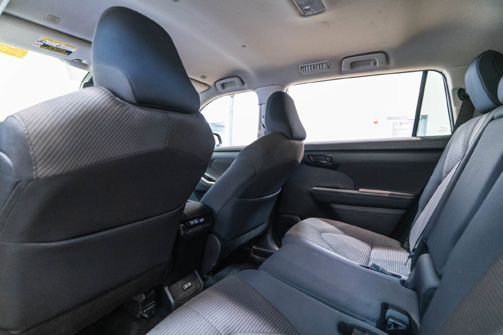 Used 2025 Toyota Highlander LE AWD/4WD image 12