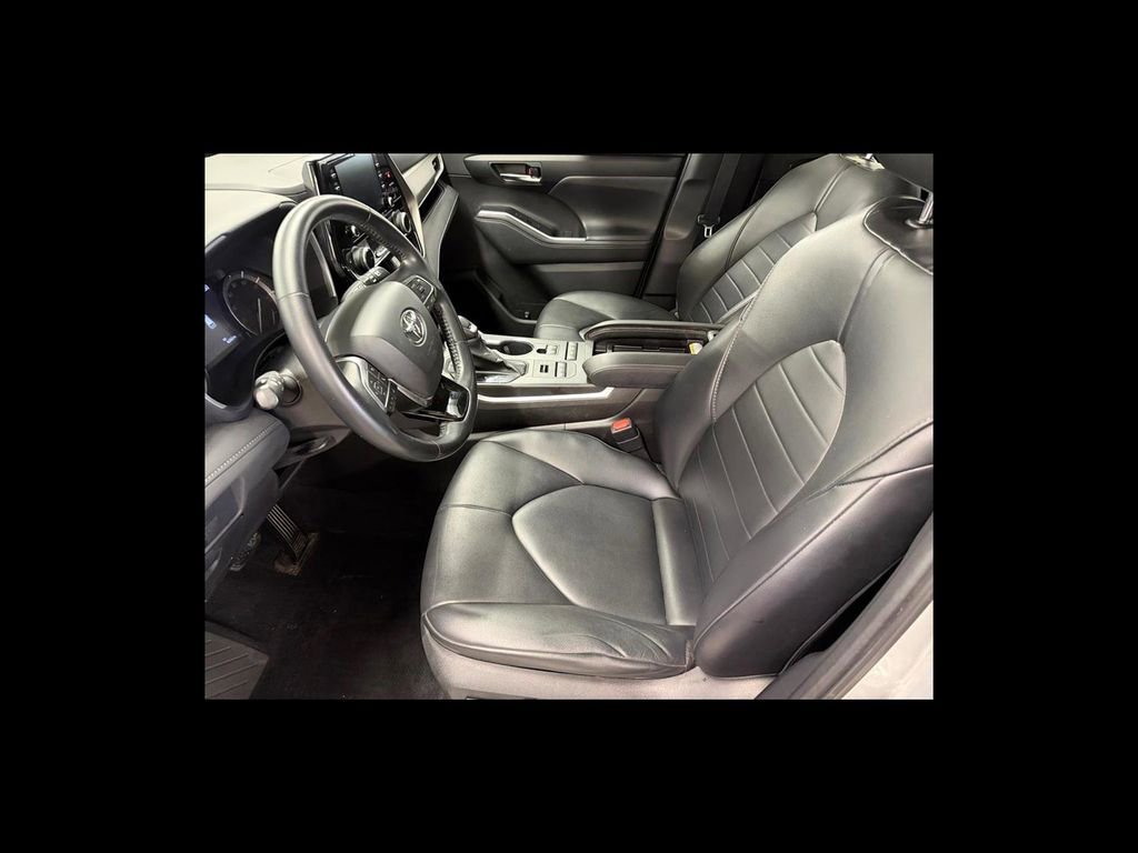 Used 2021 Toyota Highlander XLE AWD/4WD image 11