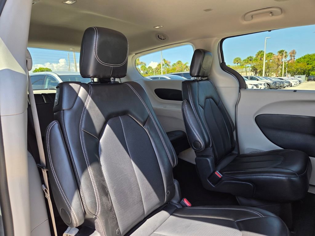 Used 2024 Chrysler Pacifica Touring-L image 14