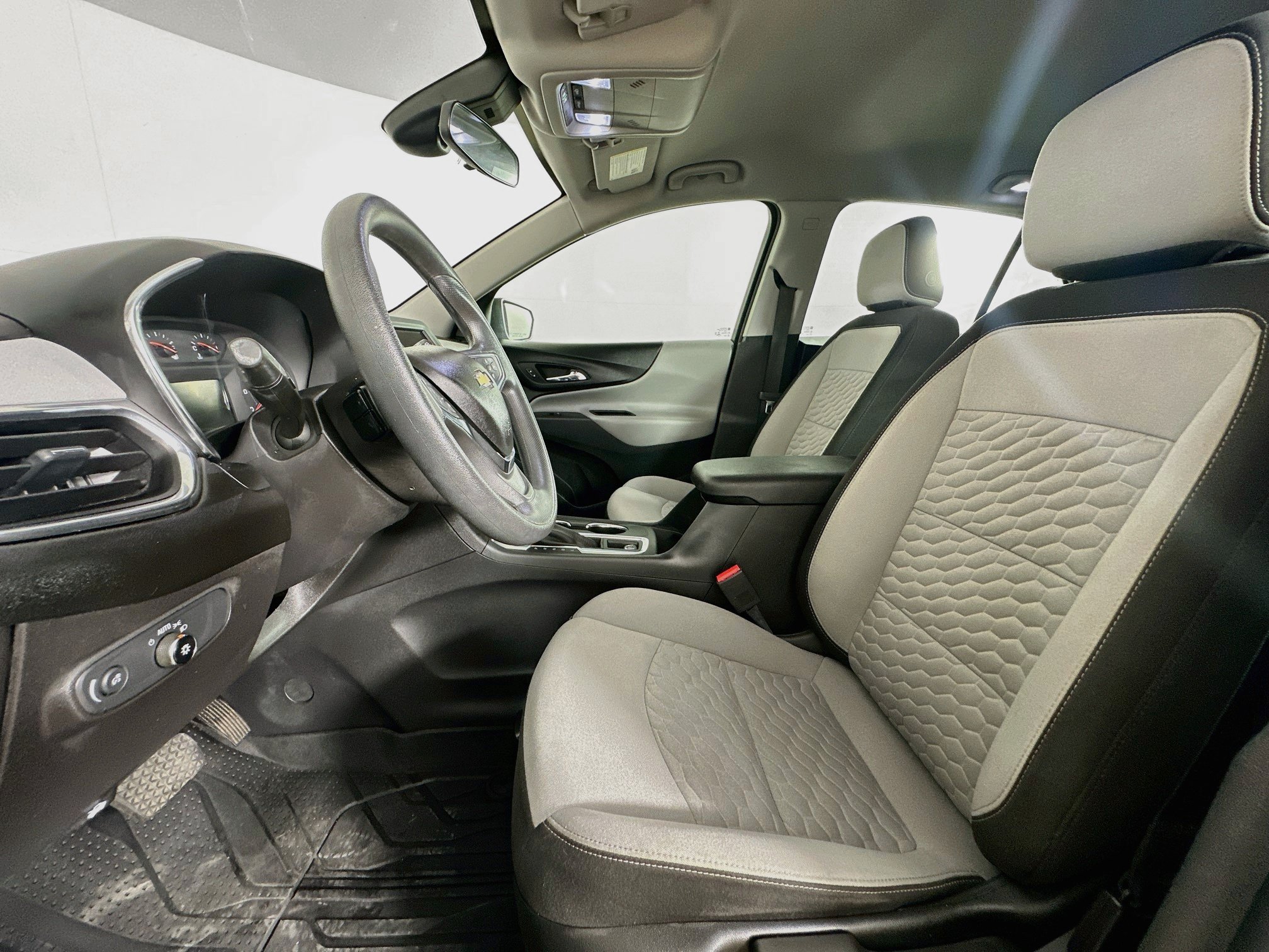 Used 2020 Chevrolet Equinox LS FWD image 13