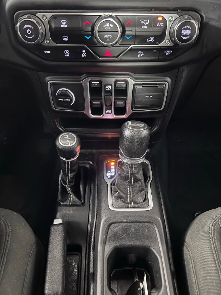 Used 2018 Jeep Wrangler Unlimited Sahara AWD/4WD image 29