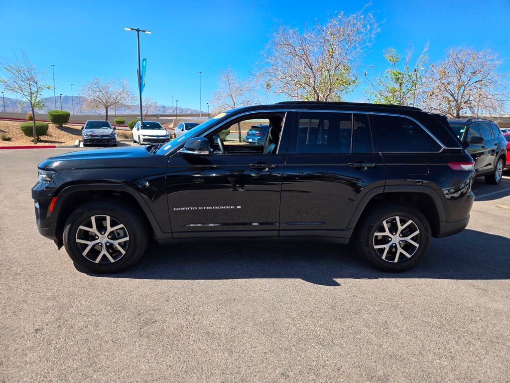 Used 2024 Jeep Grand Cherokee Limited image 3