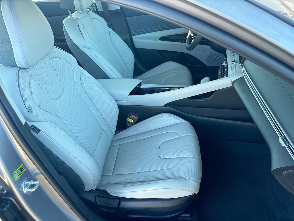 New 2025 Hyundai Elantra Limited w/ Cargo Package image 30