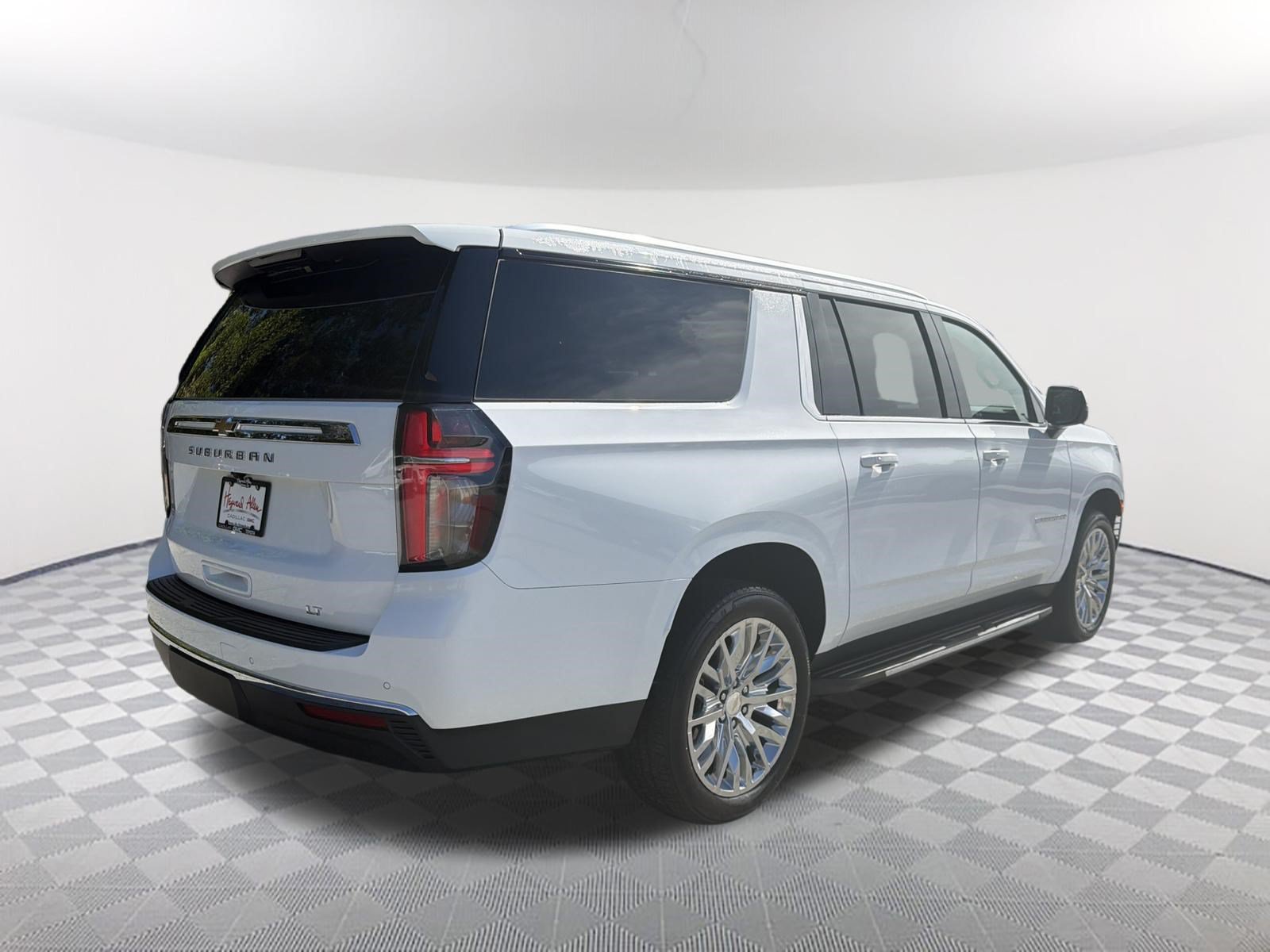 Used 2024 Chevrolet Suburban LT w/ Luxury Package AWD/4WD image 6