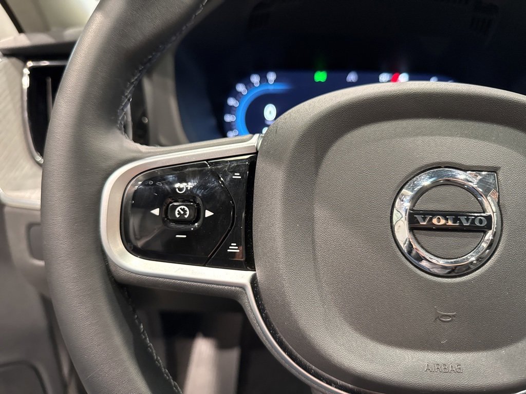 Used 2025 Volvo XC60 B5 Plus image 27
