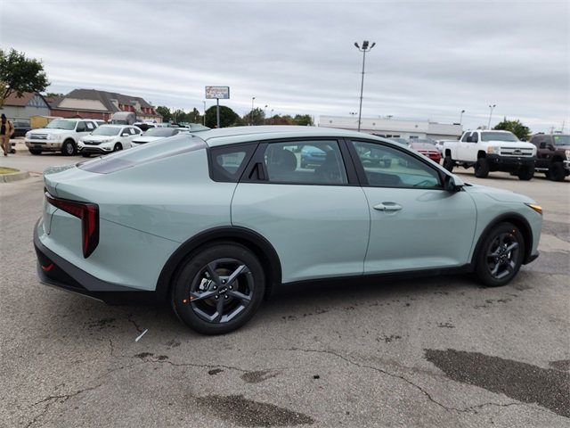 New 2025 Kia K4 LXS image 2