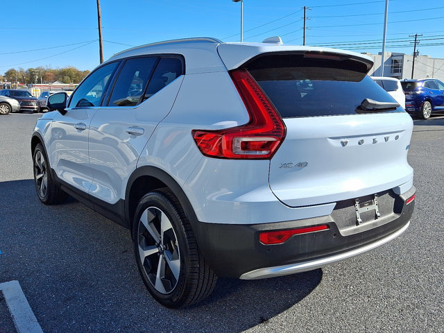 Used 2025 Volvo XC40 B5 Plus image 4