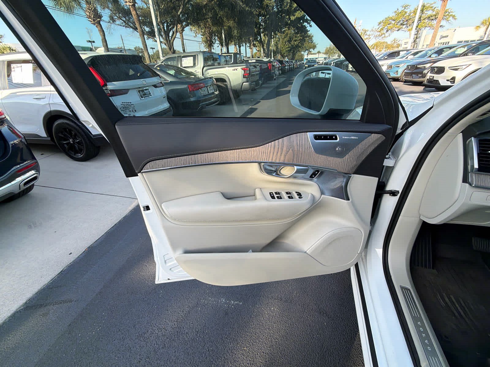 Used 2024 Volvo XC90 B6 Ultimate w/ Lounge Package AWD/4WD image 24