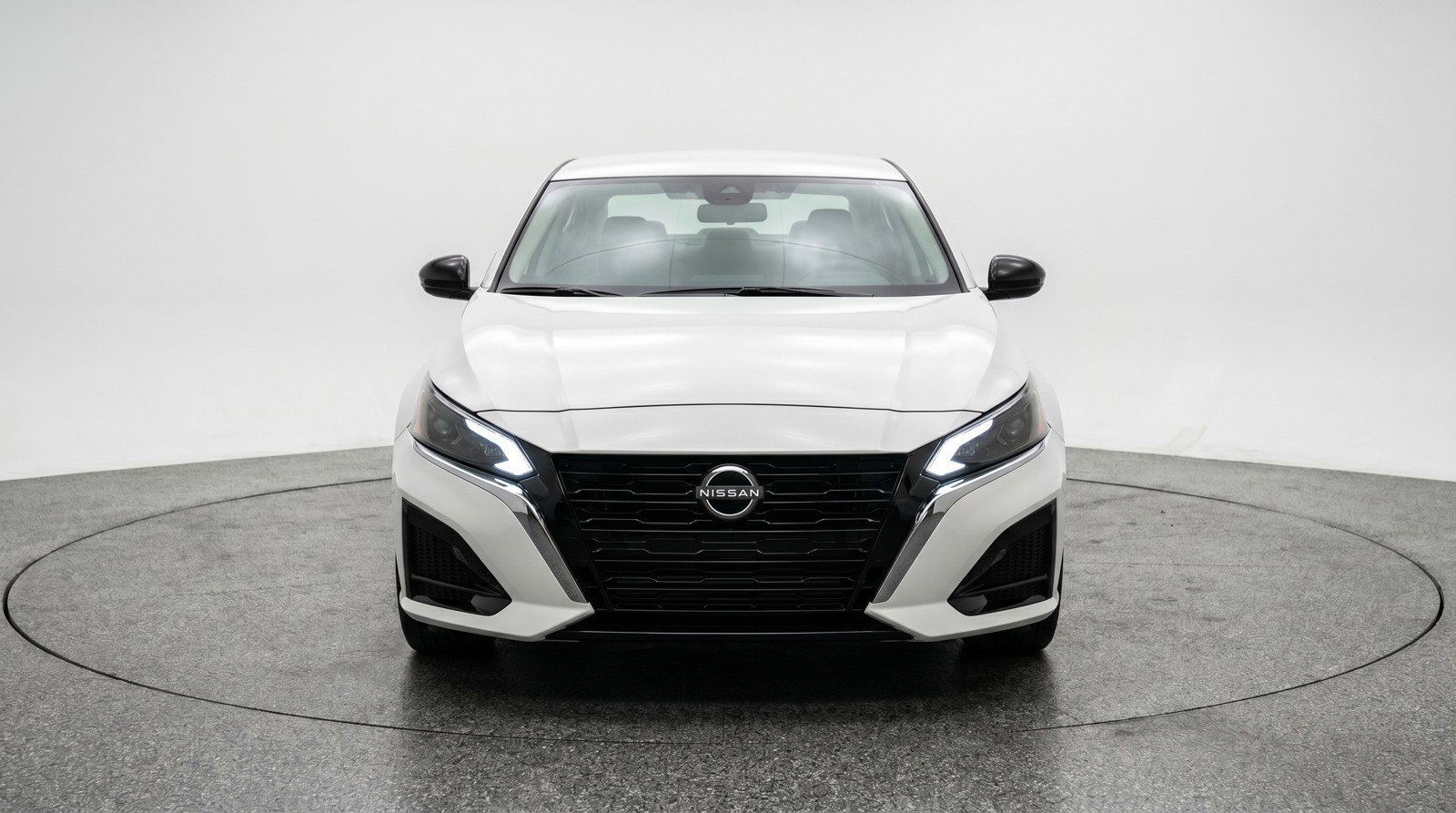 Used 2025 Nissan Altima 2.5 SV FWD image 2