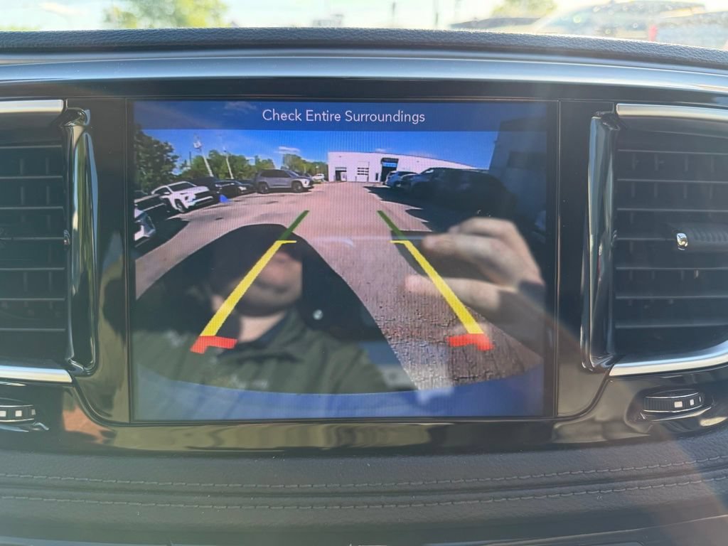 Used 2018 Chrysler Pacifica Limited w/ Tire & Wheel Group FWD image 13
