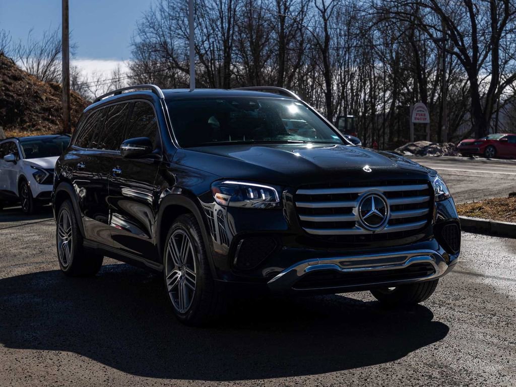 Used 2025 Mercedes-Benz GLS 450 4MATIC image 3