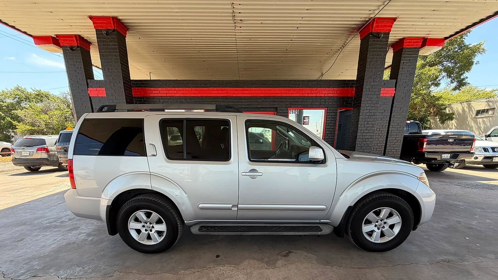 Used 2011 Nissan Pathfinder SV RWD image 6