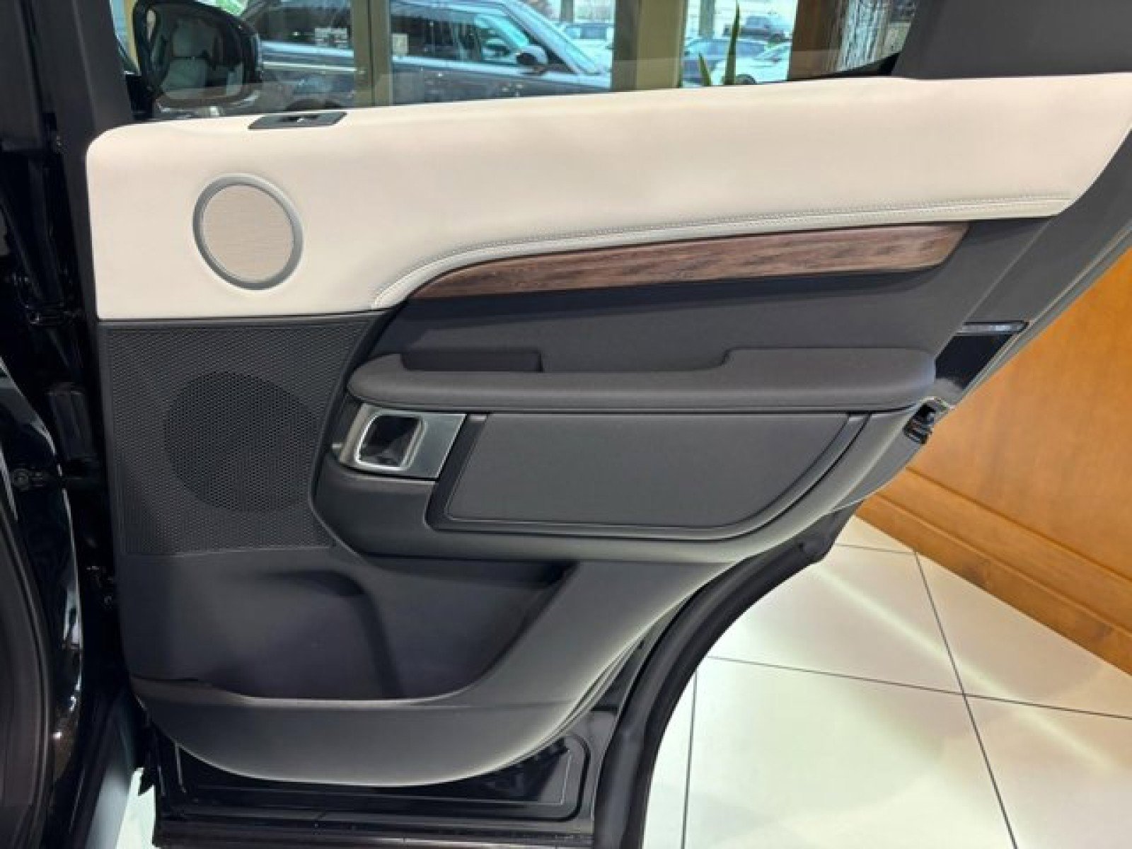 Certified 2024 Land Rover Discovery S image 17