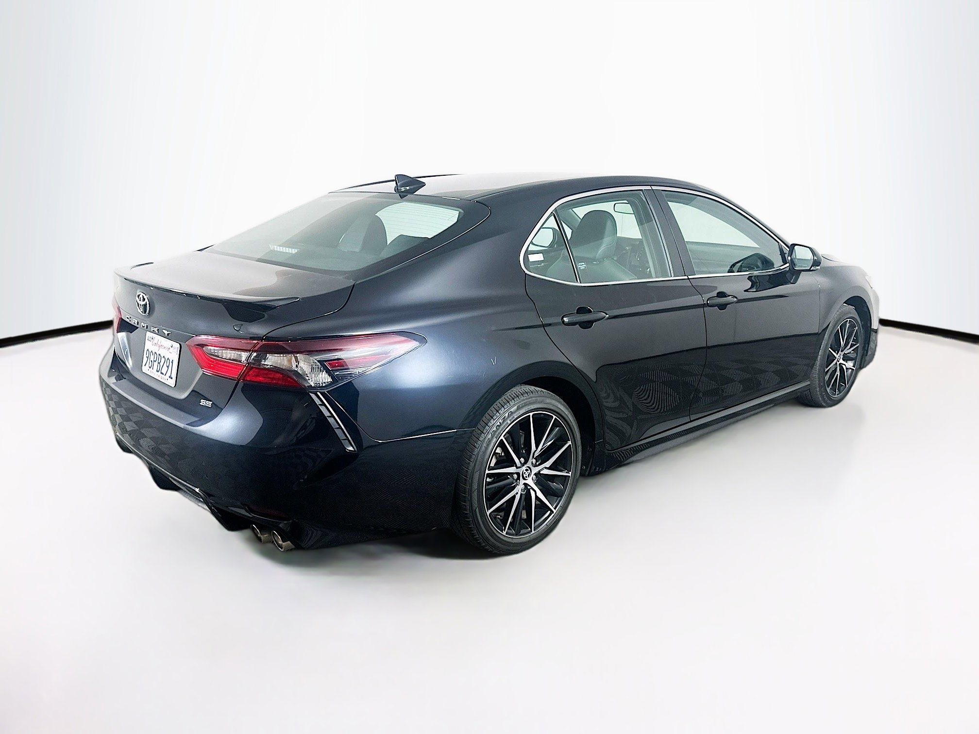 Used 2023 Toyota Camry SE image 9
