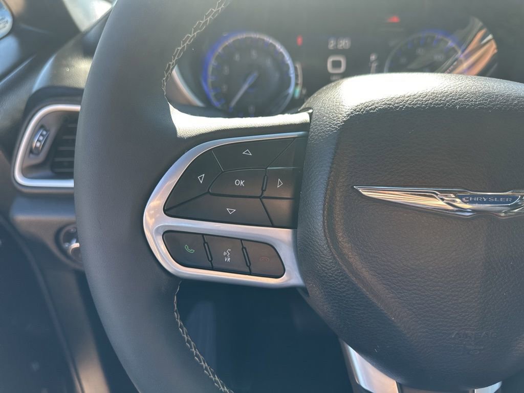 Used 2025 Chrysler Pacifica Select image 12