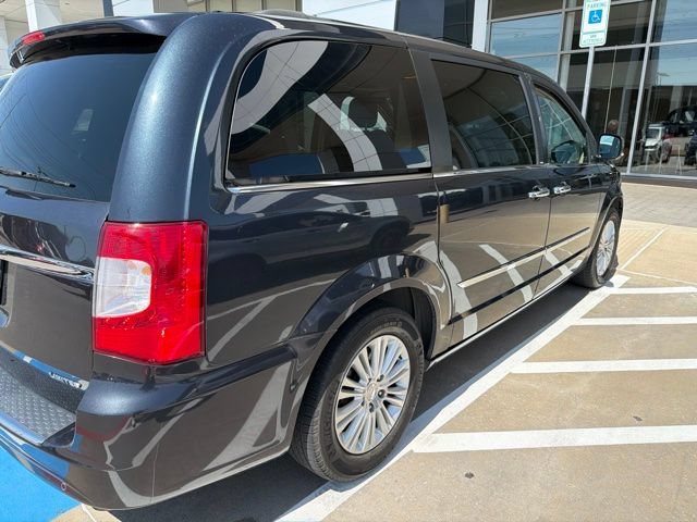 Used 2014 Chrysler Town & Country Limited w/ Luxury Group FWD image 4