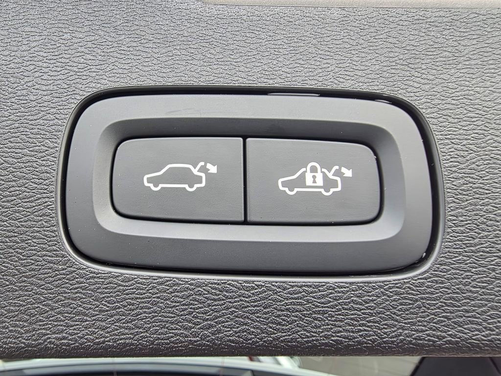 Used 2025 Volvo V60 B5 Cross Country Plus image 34