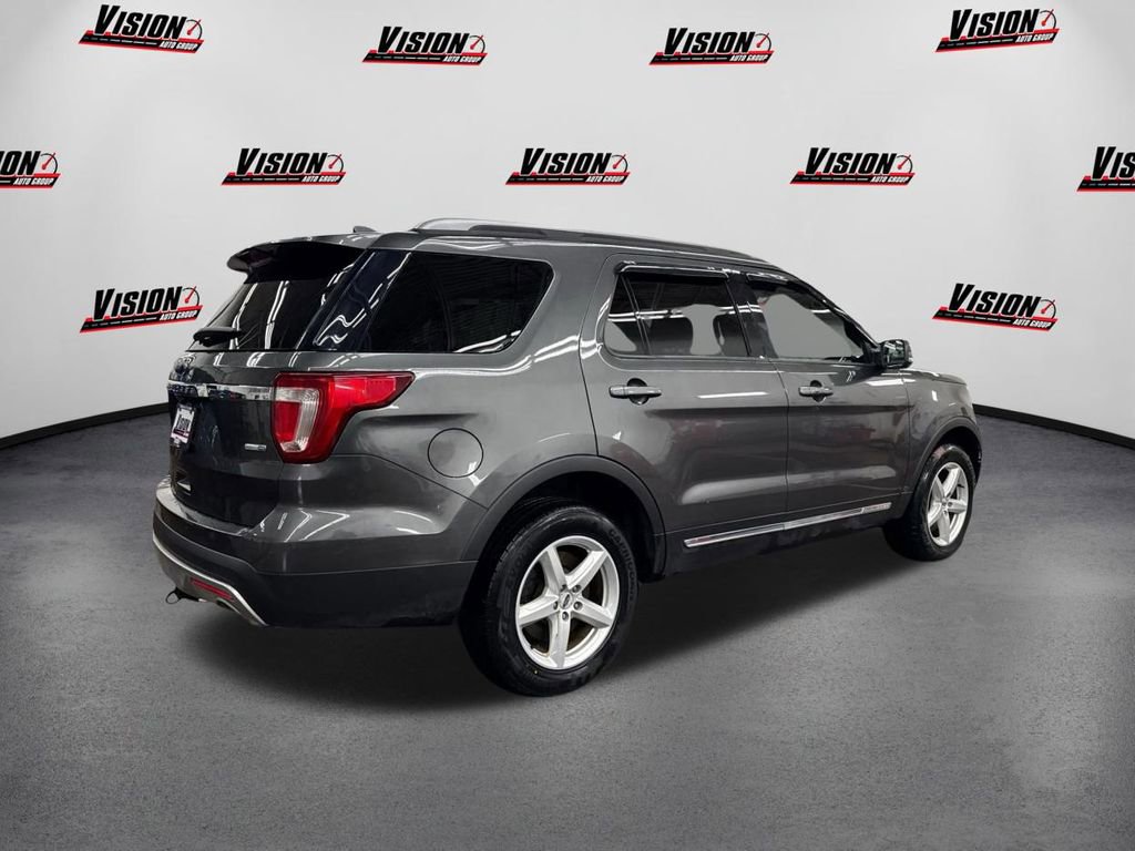 Used 2017 Ford Explorer XLT w/ Equipment Group 202A image 5