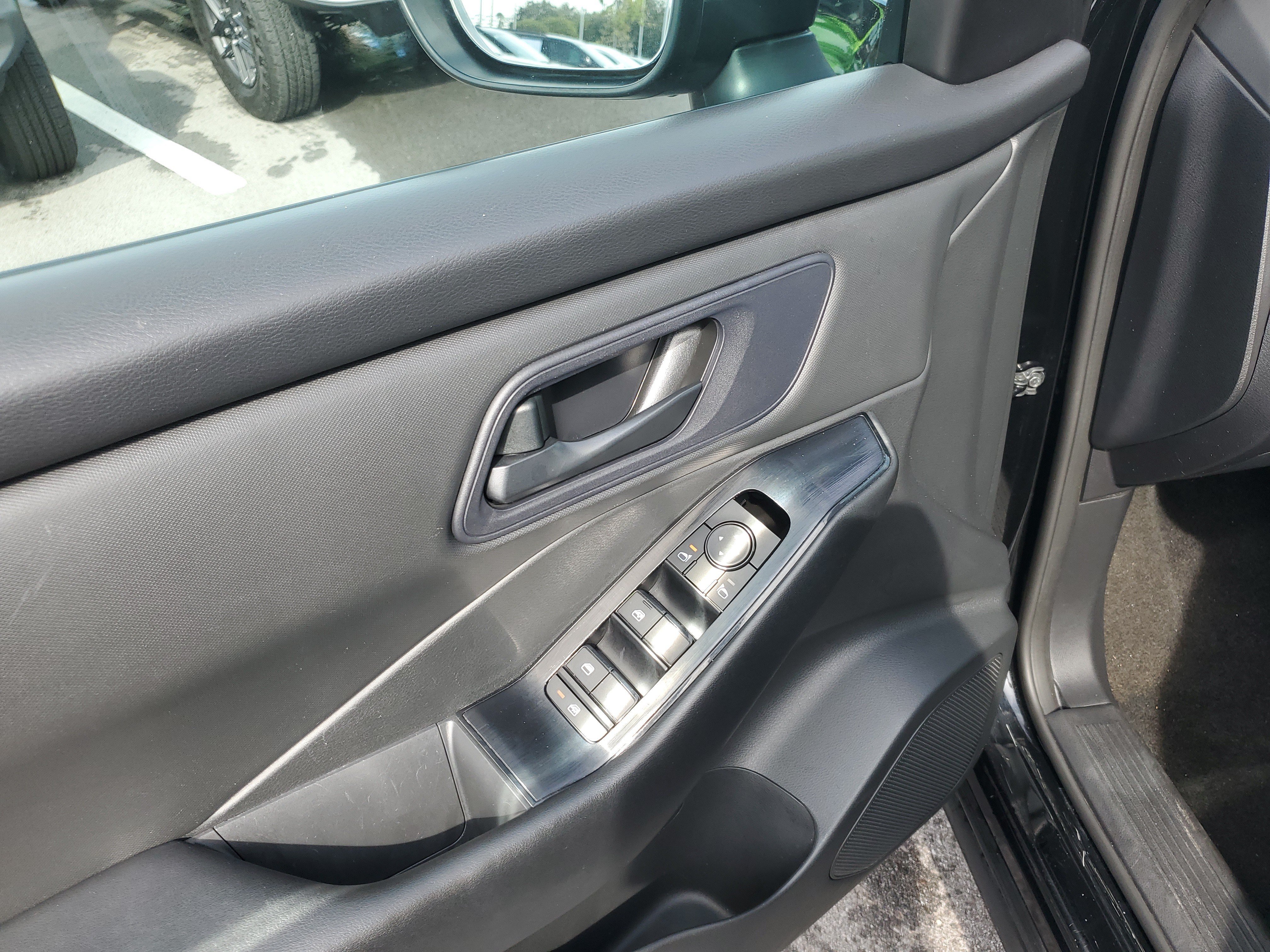 Used 2024 Nissan Rogue S FWD image 12